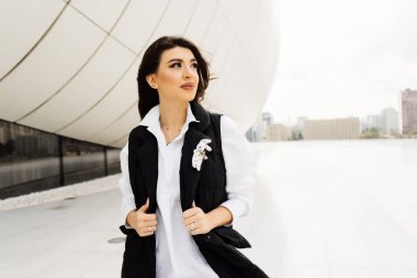 Azerbaycan Bakü şehir dolaşan beyaz gömlekli çekici genç kadın