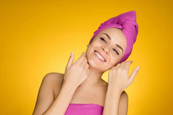 Счастливая улыбающаяся девушка с розовым полотенцем mna голову наслаждаясь спа-процедуры — стоковое фото