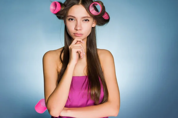 Αυτοπεποίθηση συλλογισμένος κορίτσι θέλει ένα όμορφο χτένισμα, σχετικά με το κεφάλι μεγάλο ροζ Μπικουτιά — Φωτογραφία Αρχείου