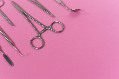 pembe yüzeyde tıbbi diş araçlardır