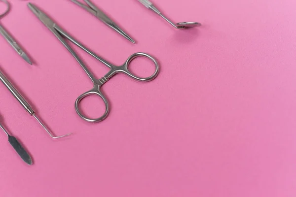 En la superficie rosa son instrumentos dentales médicos — Foto de Stock
