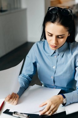 genç esmer kız öğrenci mavi gömlekli ona ders okuma