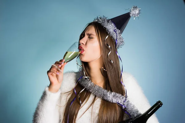 Забавная девушка празднует Новый год, пьет шампанское — стоковое фото