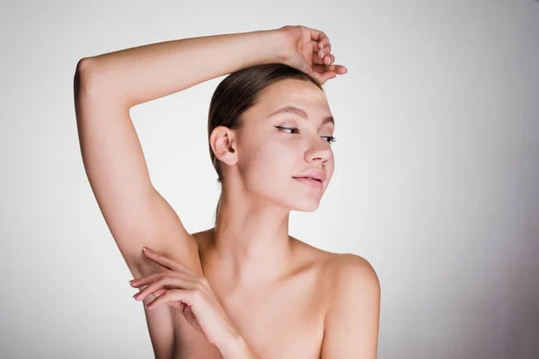 Young girl after the shower demonstrates her armpits without hair — Stockfoto