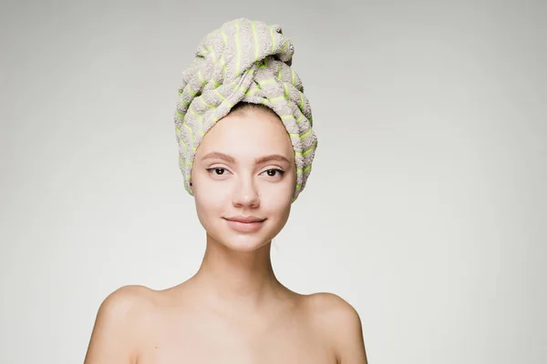 Menarik gadis cantik dengan handuk di kepalanya ingin menjadi cantik — Stok Foto