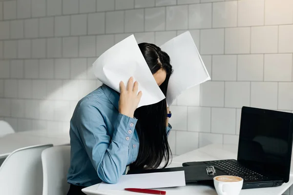 Cansado jovem morena menina em camisa azul cansado de trabalhar — Fotografia de Stock