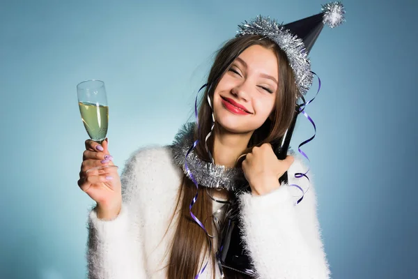 Счастливая пьяная молодая девушка празднует Новый год и Рождество, пьет шампанское — стоковое фото