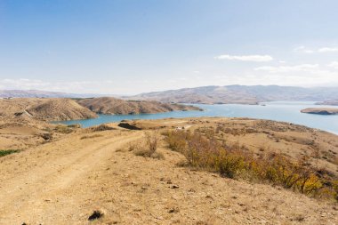 doğa, mavi su ve tepeler güneşte ilham verici