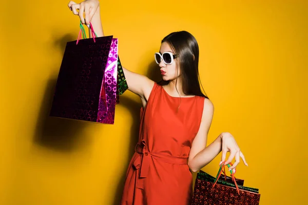 Divatos fiatal lány shopaholic napszemüveg vásárlás ment egy fekete péntek — Stock Fotó