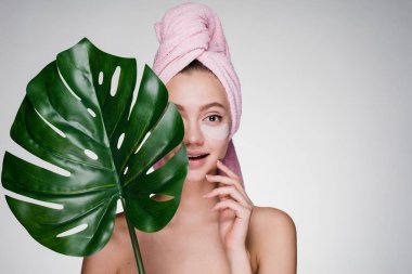 gözleri yamalar altında bir spa zevk başında pembe havlu ile sevimli genç kız
