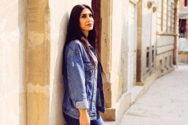 poz karşı Bakü'nün mimari renkli şık siyah saçlı kız