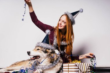 mutlu Kızıl saçlı kız yere köpeğiyle oturuyor, tinsel, Noel atmosferi tutar