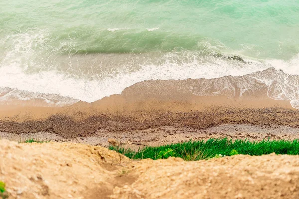 Top view of the turquoise sea and white foam, sandy beach and sea nature — Stock Photo, Image