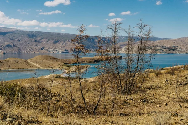 Inspiring nature, blue water, slopes and mountains in the sun — Stock Photo, Image