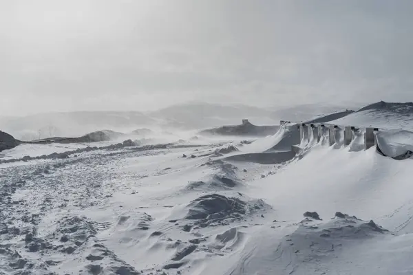 No norte frio distante tudo é coberto com neve branca, tempo de inverno — Fotografia de Stock