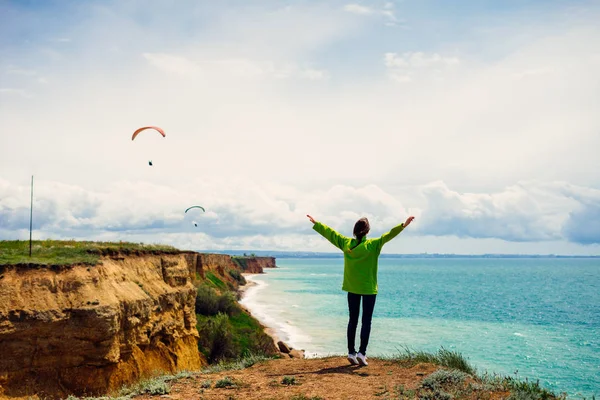 Attiva ragazza in un maglione verde viaggia attraverso il mare, gode il mare — Foto Stock