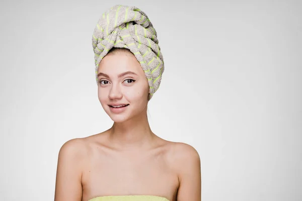 Söta leende flicka med en handduk på huvudet njuta spa — Stockfoto