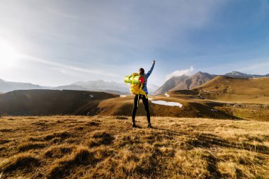aktif genç kız bir sırt çantası ve çadır ile Kafkas Dağları üzerinden seyahat