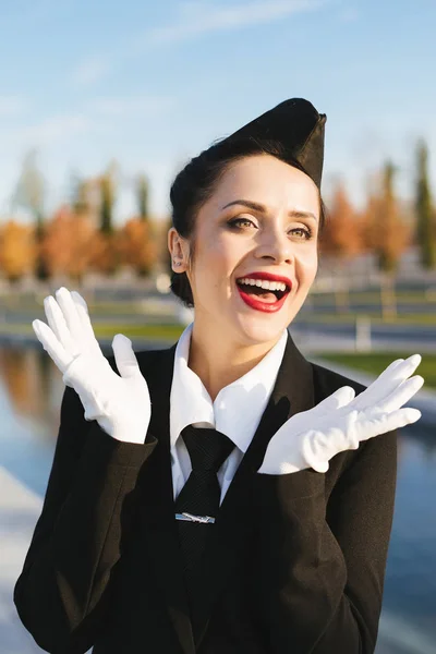 Šťastná dívka usměvavá letuška v uniformě, čeká na její let — Stock fotografie