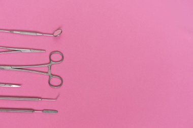 pembe yüzeyde tıbbi diş araçlardır
