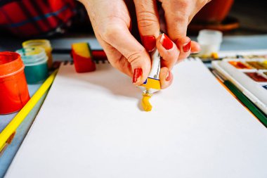 kadın ressam boyalar sarı yağlı boya ile beyaz kağıt üzerinde