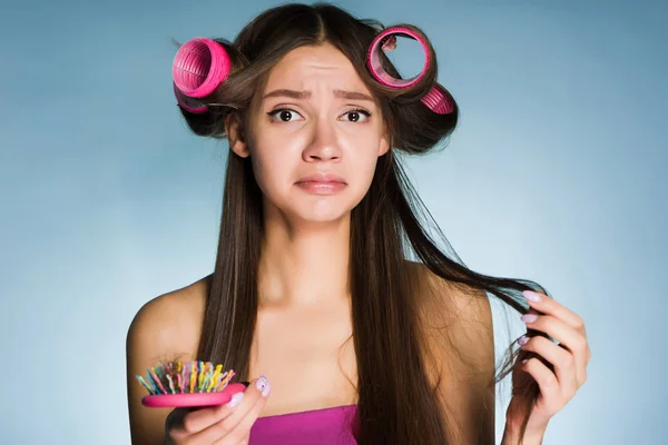 Jovem triste não pode fazer um belo penteado, na cabeça encrespador de cabelo, mantém o pente — Fotografia de Stock