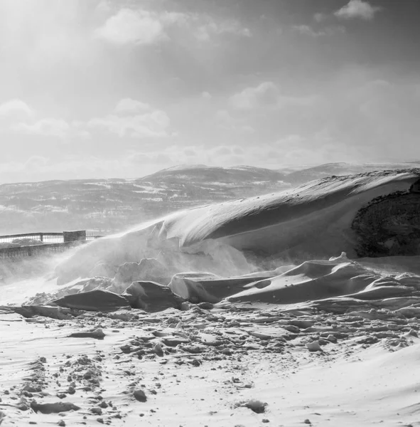 No norte frio distante tudo é coberto com neve branca, tempo de inverno — Fotografia de Stock