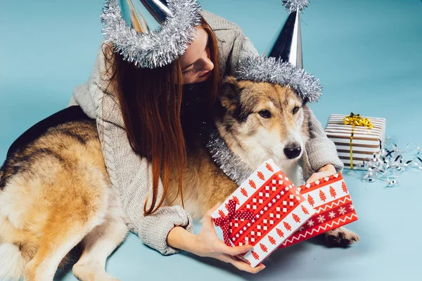 Lovely red-haired woman sitting on the floor with her dog and waiting for the new year 2018 — Stock Photo, Image