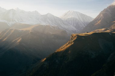 doğa, sabah güneşi yüksek dağlarda ilham verici.
