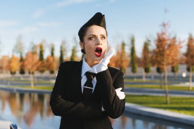 gökyüzü ve sesler için çekici genç kadın hostes üniformalı örnek alıyor