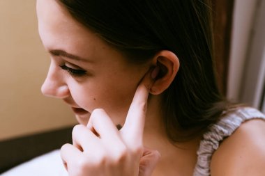 sevimli genç kız onun ears kulak tıkacı gürültü karşı koyar