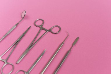pembe yüzeyde tıbbi diş araçlardır