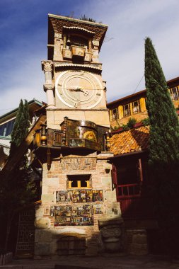 Güneş de bir saat ile yüksek sıra dışı bina