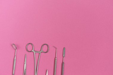 pembe yüzeyde tıbbi diş araçlardır