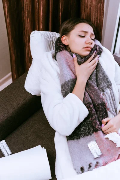 頭や喉首暖かいスカーフ病気ベッドで横になっている悲しい少女 — ストック写真