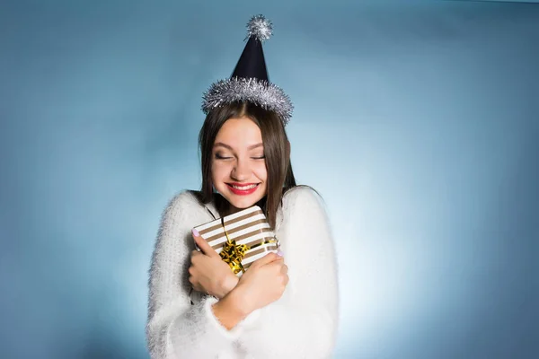 Счастливая молодая девушка получила подарок на Новый год — стоковое фото