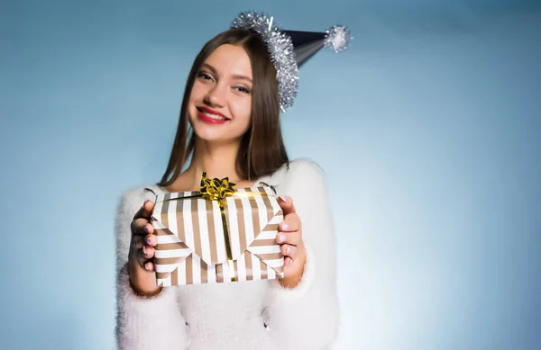 Gelukkig jong meisje ontvangen een geschenk voor het nieuwe jaar — Stockfoto