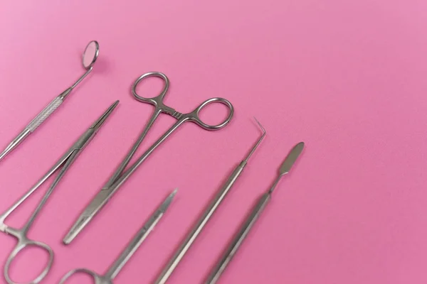 En la superficie rosa son instrumentos dentales médicos — Foto de Stock