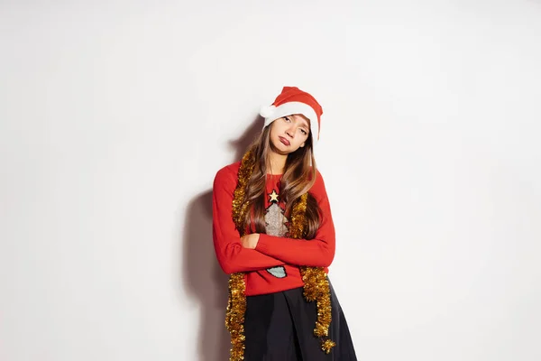 Menina triste em camisola de Natal vermelho à espera de natal — Fotografia de Stock