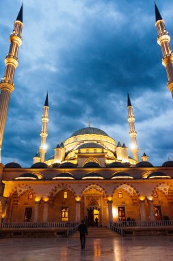 görkemli Arap Camii ışımalar akşam gökyüzü altında