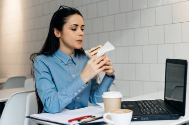 mavi gömlekli yemeğe kafede dersten sonra Üniversitesi'nde genç esmer kız öğrenci