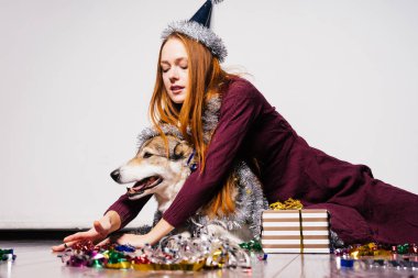 Yeni yıl 2018 ve Noel kutluyor onun büyük köpekle katta oturan güzel kızıl saçlı kız