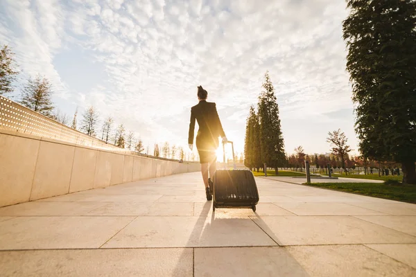 Slender young woman stewardess goes on a flight with a suitcase — Stock Photo, Image