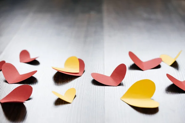 Fondo de San Valentín, corazones rojos y amarillos sobre textura de madera —  Fotos de Stock