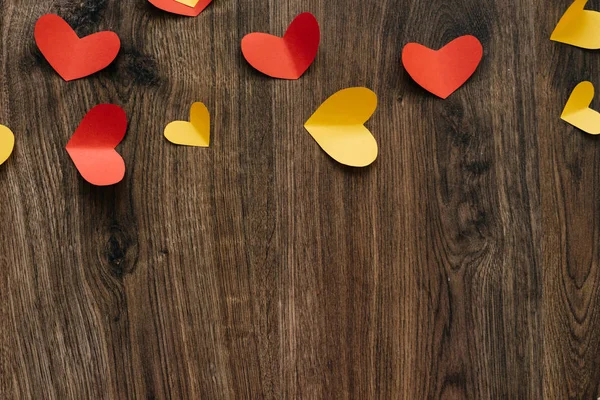 나무 질감에 발렌타인 배경, 빨간색과 노란색 마음 — 스톡 사진