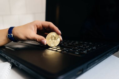 Kız bir lahitte bir dizüstü bilgisayar arka plan üzerinde elinde tutan