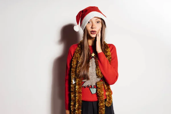 Mujer sorprendida en un sombrero de Año Nuevo —  Fotos de Stock