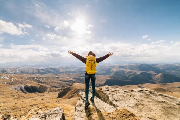 Donna turista alzò le mani sullo sfondo delle montagne — Foto Stock