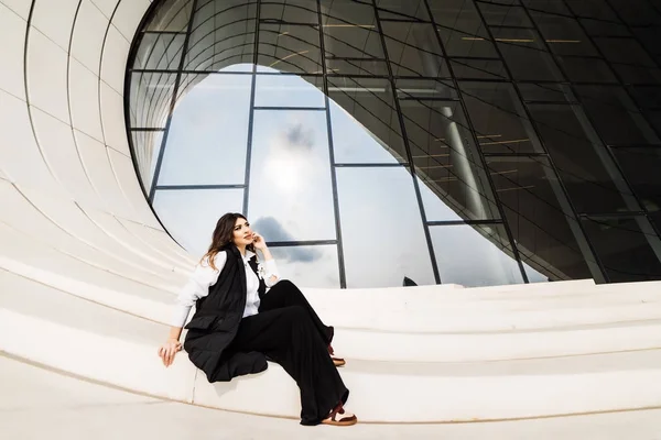 Woman in business suit posing at camera — Stock Photo, Image