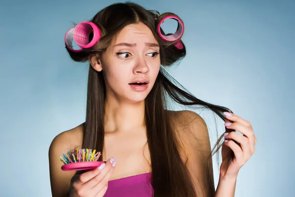 Απογοητευμένοι γυναίκα με σίδερα μαλλιών στο κεφάλι της — Φωτογραφία Αρχείου